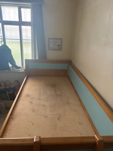 Vendo cama beliche de madeira maciça.