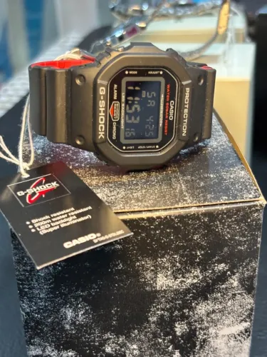 Relógio G-Shock DW-5600UHR-1DR Preto e Vermelho - Novo