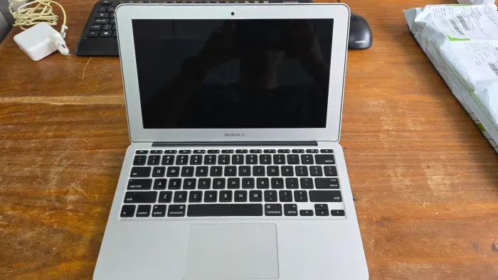 Macbook Air i5 4GB ( LEIA )