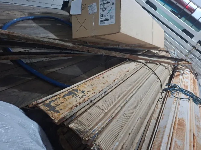 Vende-se duas portas de aço