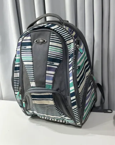 Mochila grande com 7 compartimentos.