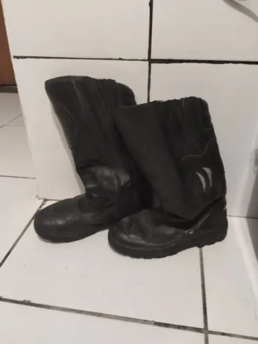 Bota de borracha com velcro