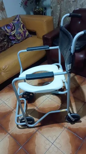 Cadeira de banho com rodas