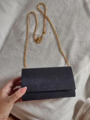 Bolsa preta com alça de corrente
