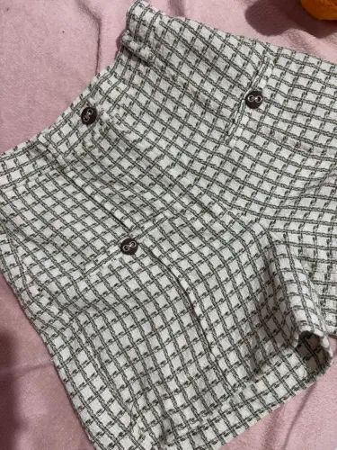 short quadriculado verde