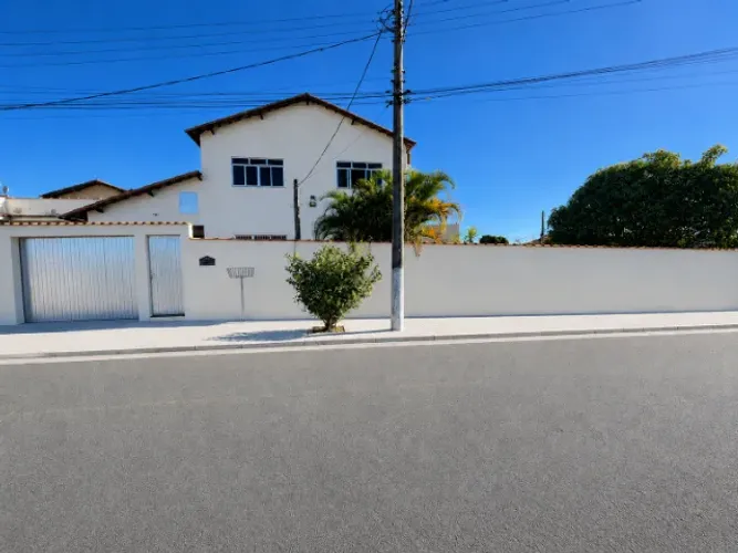Casa de esquina com Piscina e grande Área Verde no Village em Porto Real/RJ