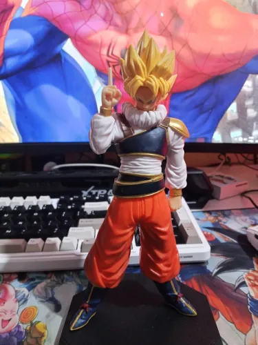 Action figure Goku SSJ (Yardrat)