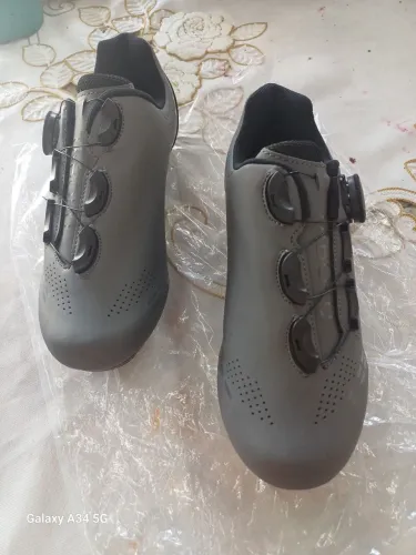 Vendo sapatilha n37 na caixa muito boa mtb e speed compre o n veio errado comp 43 veio 37