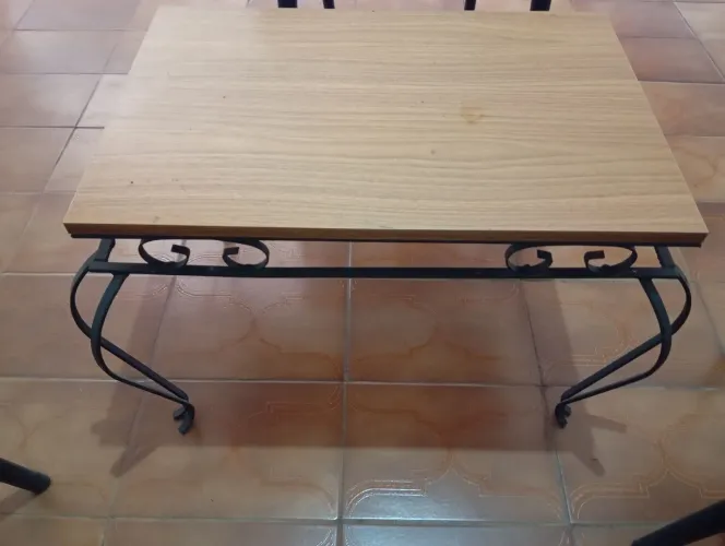Mesa de centro de ferro e madeira