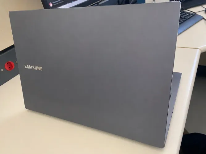 Samsung Galaxy Book - Intel Core i5 | 8GB RAM | SSD 512GB + HD 1TB | Excelente Estado
