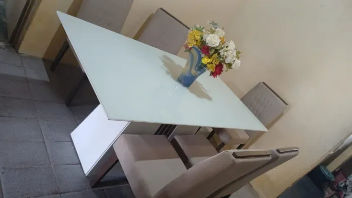 VENDE-SE UMA KINDA MESA DE 6 CADEIRAS ....NA LOJA CHEGA A QUASE 2 MIL