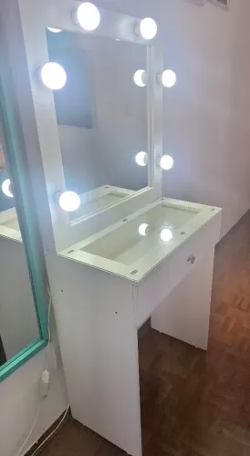 Vendo Penteadeira Camarim Branca com Tampo de Vidro e Lâmpadas