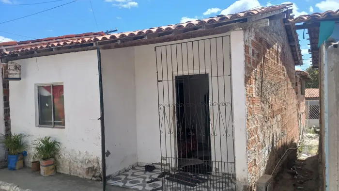 Vende-se uma casa no km 04 próximo ao acampamento manaim