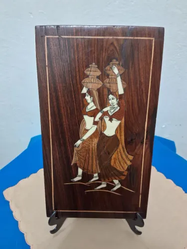  Antigo Quadro com aplicação em madeira, osso e machetaria 