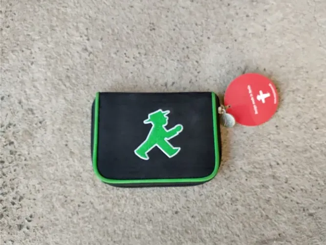 Carteira Alemã Ampelmann, verde e preta com zíper. 