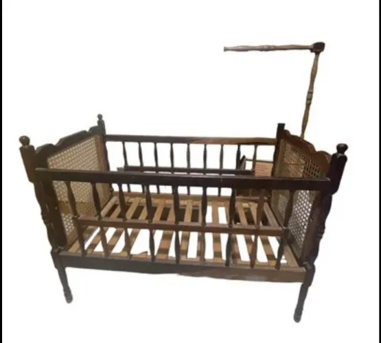 Berço Antigo de Madeira Maciça e Palha de Viena Original - Estilo Colonial