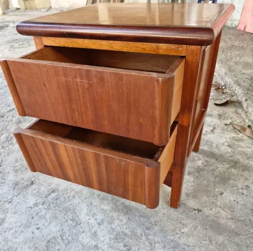 Duas mesinhas de cabeceira