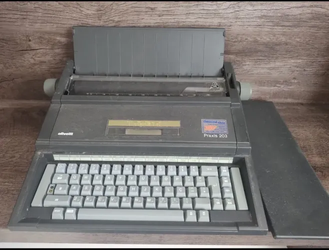 Máquina de escrever Olivetti Praxis 203