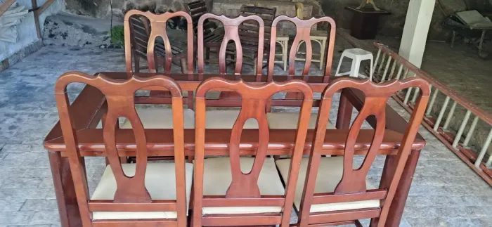 Conjunto mesa e 6 cadeiras em madeira envernizado