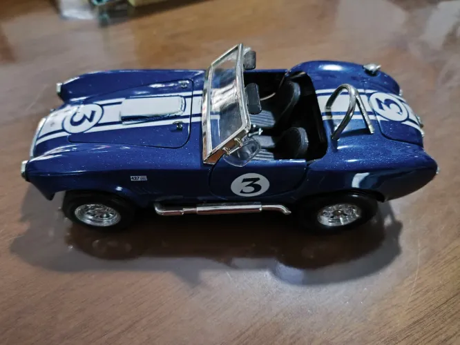 Miniatura Shelby Cobra 1/24 marca Sunnyside
