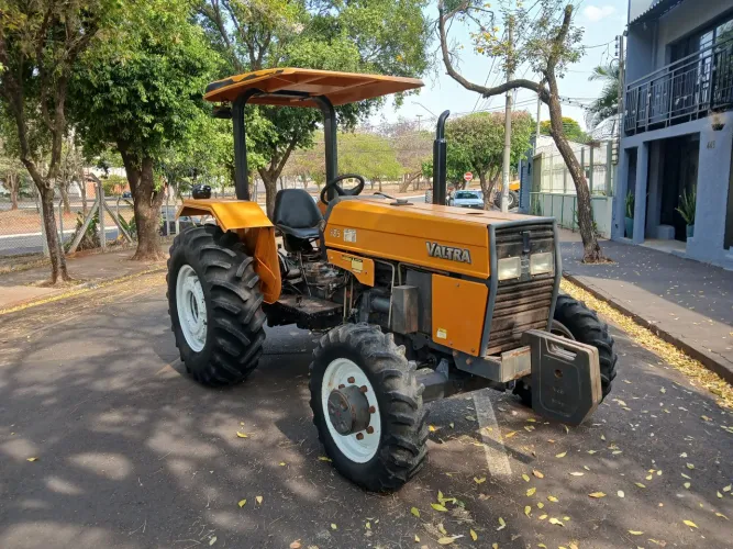 Trator Valtra Modelo 585 4x4 Ano 2010