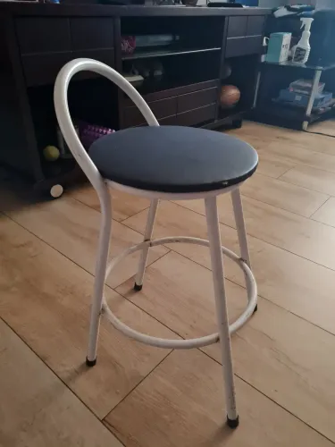 Banquinho com encosto branco e assento preto