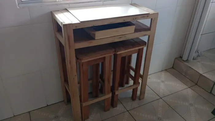 Conjunto de mesa bistrô com banquetas de madeira
