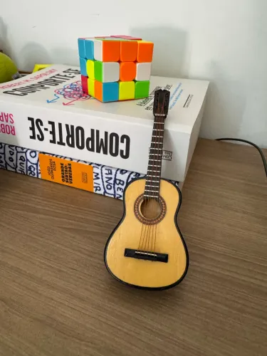 Violão em miniatura para enfeitar