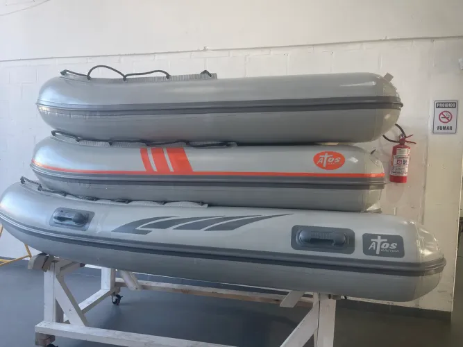 Botes novos de apoio.