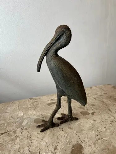 Escultura de pássaro em ferro fundido