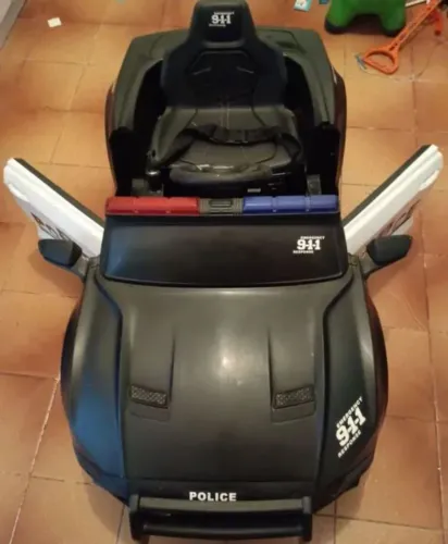 Carrinho de polícia infantil com luzes e sons
