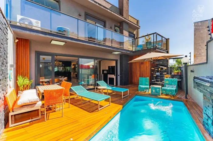 Casa em Condomínio, 04 Suítes, 05 Vagas, Piscina Privativa, Santa Cândida, Curitiba
