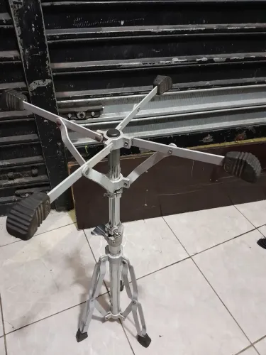 Estantes percussao e tumbadora 