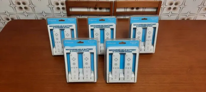 carregador do controle do Nintendo wii estão lacrados vendo no estado lote com 5 