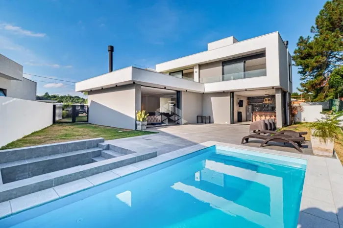 Casa com 4 dormitórios, piscina e carregador de carro elétrico no Alphaville Porto Alegre