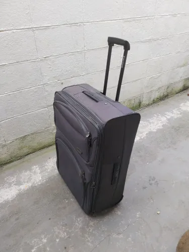 Mala de viagem preta com rodinhas