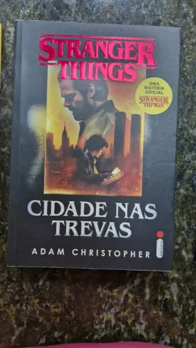 Livro de Stranger Things Cidade Nas Trevas