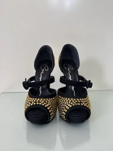 Sandália Carmin preta detalhes dourado