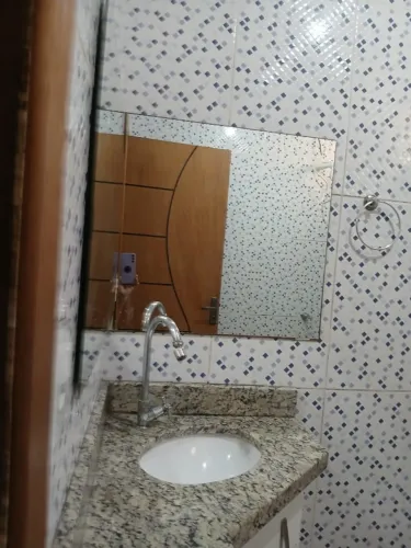 Alugo Casa com 4 quartos, sala, cozinha, 2 banheiros e garagem.