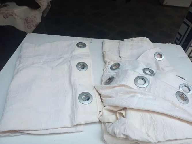 Cortinas bege com ilhós prata