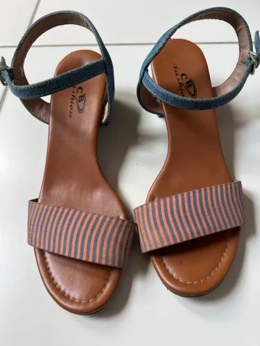Sandália com detalhes em jeans