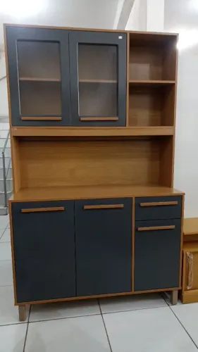 Armário de Cozinha Amadeirado com Portas de Vidro