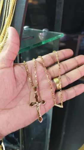 Corrente de Cruz Dourada - Banhada a Ouro e com Verniz