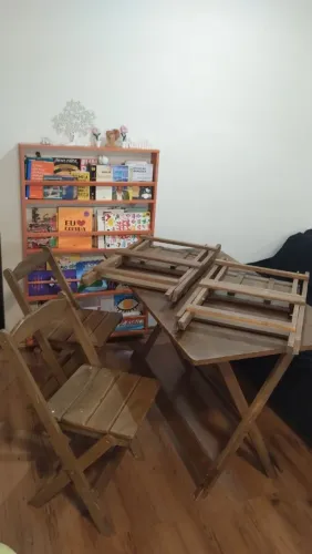 Conjunto de mesa e cadeiras dobráveis em madeira 