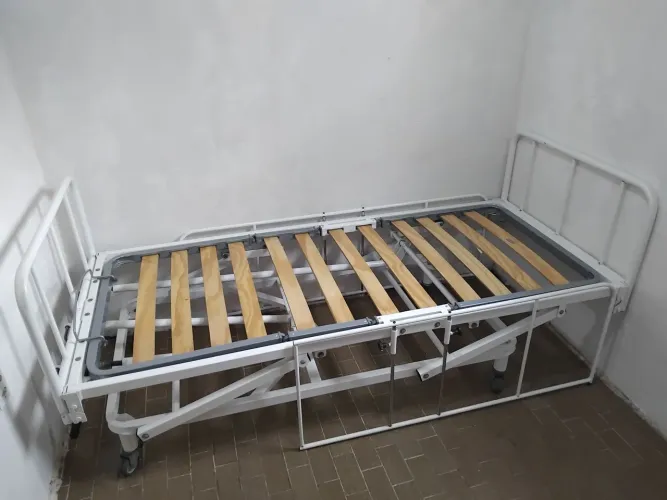 Cama hospitalar 3 manivelas estado de nova, pouquíssimo uso.
