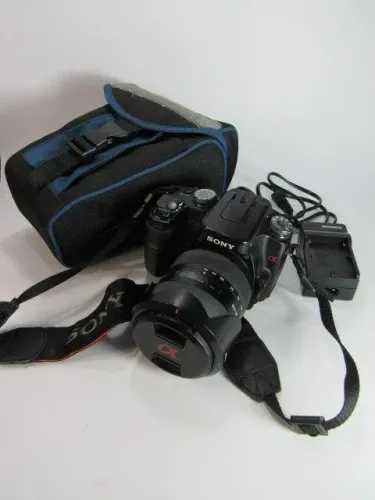 SONY ANTIGA MÁQUINA FOTOGRÁFICA DIGITAL, modelo ALPHA 100 - Lente Sony modelo N50 (3.5 - 5