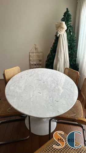 Mesa saarinen com tampo em mármore carrara 