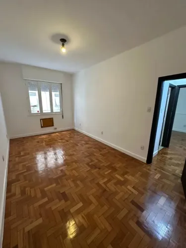 Amplo sala e quarto em ótima localização