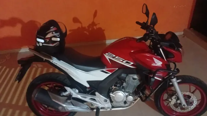 Vendo essa cb twister por 20,000