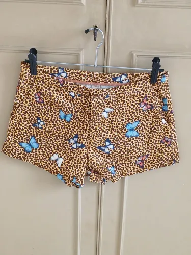 Shorts estampa animal print com borboletas
